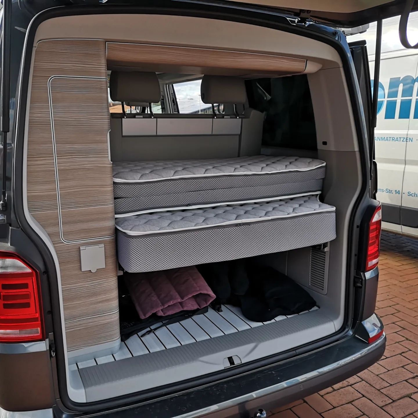 Ohne geht's einfach nicht. Unsere Klappmatratzen für Vans sorgen immer für komfortablen Schlaf und Erholung. #vwbus...