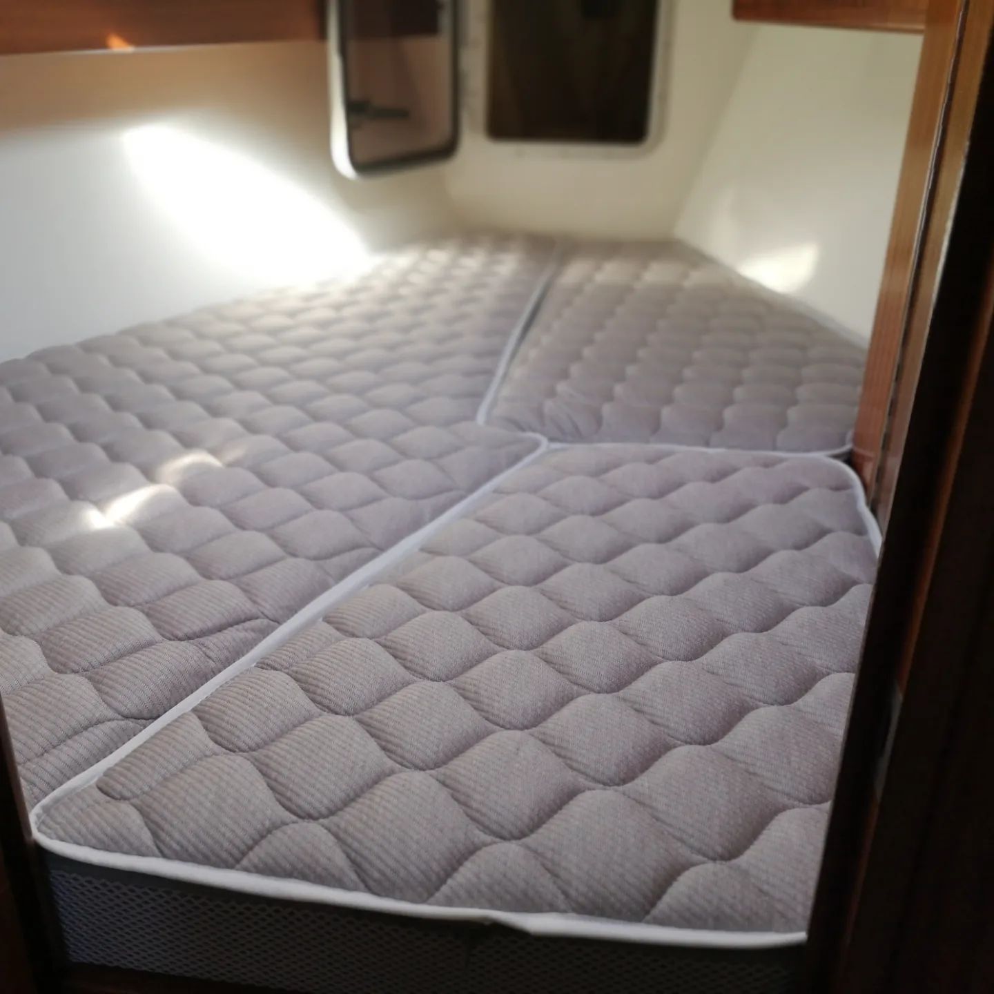Immer genau auf Maß.  Besser schlafen in jeder Situation. #bootspolster #schleswig #segelboot #bavariayachts...